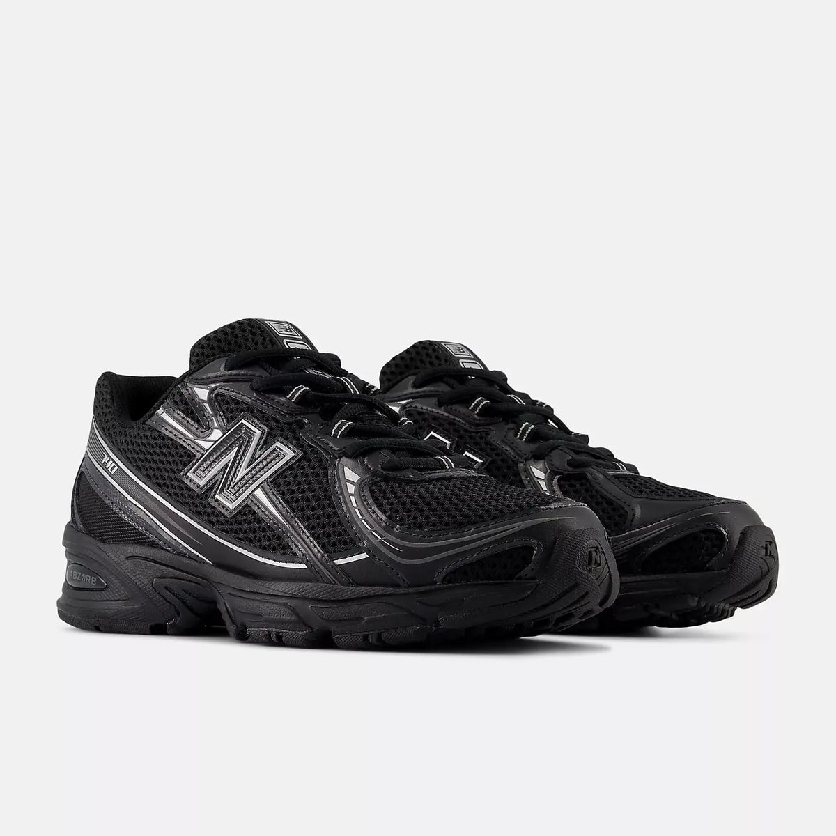 New Balance 740 Noir SneakStyle