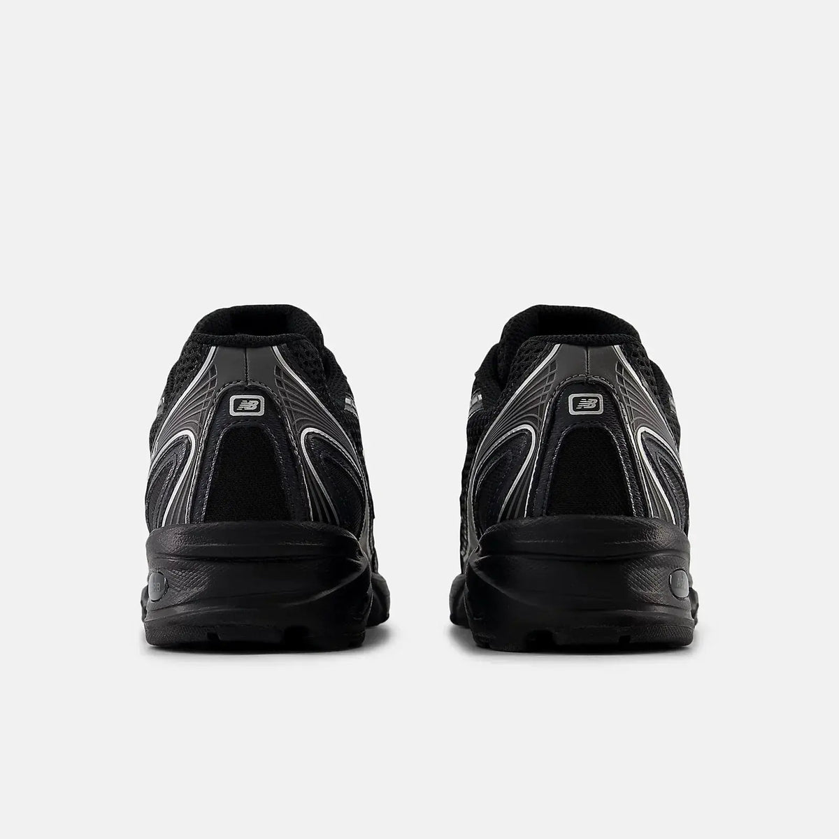 New Balance 740 Noir SneakStyle